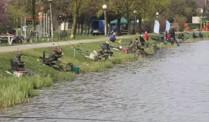 Nie wolno wędkować w akwenie Kajaki oraz spacerować wokół!