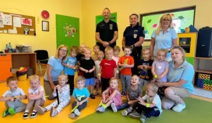 Strażnicy miejscy z wizytą w średzkim żłobku