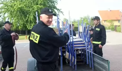 Dzięki darczyńcy i strażakom szkoła w Udaninie ma nowe ławki i krzesła