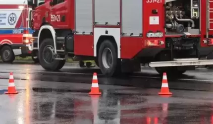 Dachowanie samochodu w Rakoszycach. Jedna osoba trafiła do szpitala [raport strażaków]