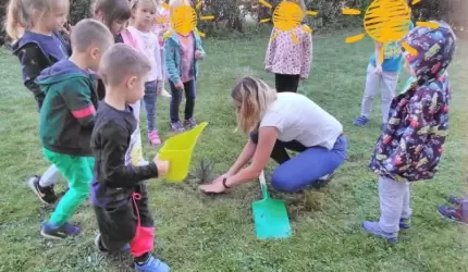 Średzkie przedszkolaki posadziły drzewka