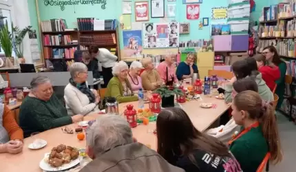 Seniorzy z Dziennego Domu Senior+ z wizytą w Szkole Podstawowej w Szczepanowie