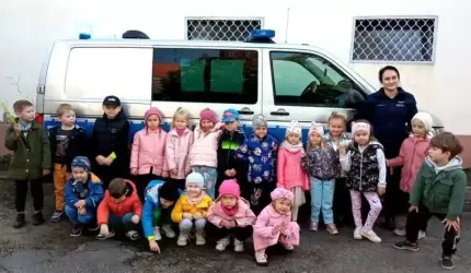 Wizyta dzieci w Komendzie Powiatowej Policji: Bezpieczeństwo i edukacja w praktyce
