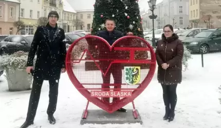 Charytatywne serduszko prezentem mikołajkowym dla miasta