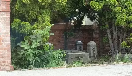 Uderzył w latarnię i wjechał w ogrodzenie pomnika