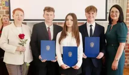 Burmistrz Elżbieta Czarnota wręczyła stypendia najzdolniejszym uczniom