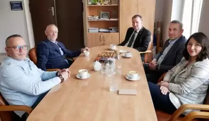 Wiceminister infrastruktury Paweł Gancarz z wizytą w średzkim starostwie