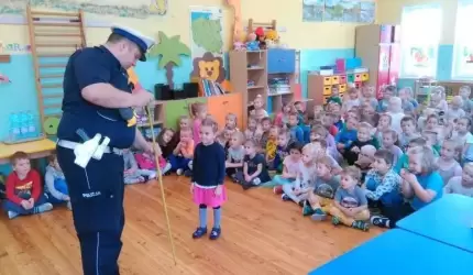 Spotkanie z policjantem w Przedszkolu Publicznym w Ciechowie