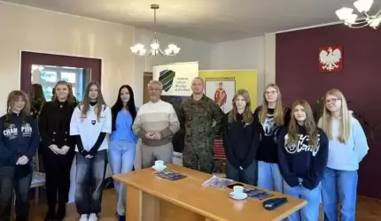 Przedstawiciele Wojskowego Centrum Rekrutacji spotkali się z uczniami z Kostomłotów