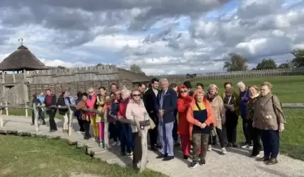 Średzcy Seniorzy na wycieczce Śladami Początków Państwa Polskiego