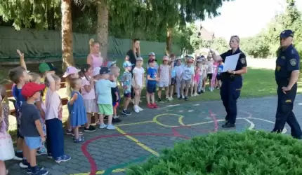 Strażnicy miejscy w przedszkolu – dzieci z ciekawością odkrywają świat bezpieczeństwa