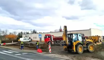 W Kwietnie trwa budowa parkingu. Wkrótce wykonane zostanie odwodnienie boiska