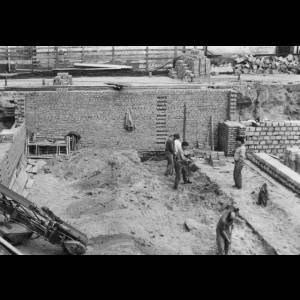 Robotnicy zatrudnieni przy pracach w obrębie starego miasta w Środzie Śląskiej. Muzeum Narodowe we Wrocławiu (mnwr.pl)