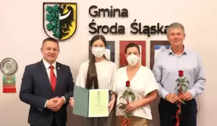 Stypendyści klas ósmych nagrodzeni przez Burmistrza