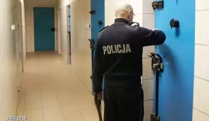 Był nietrzeźwy. Zasnął za kierownicą na środku drogi