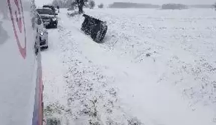 Za Piekarami auto wpadło do rowu