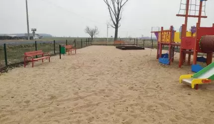 Nowe zabawki i siłownia plenerowa na gminnych placach zabaw