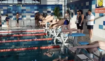 Mikołajkowe zawody pływackie w Średzkim Parku Wodnym