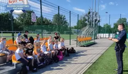 Dzielnicowy rozmawiał z dziećmi o bezpiecznym wypoczywaniu podczas wakacji