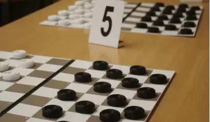 Turniej warcabowy w banku Santander w Środzie Śląskiej