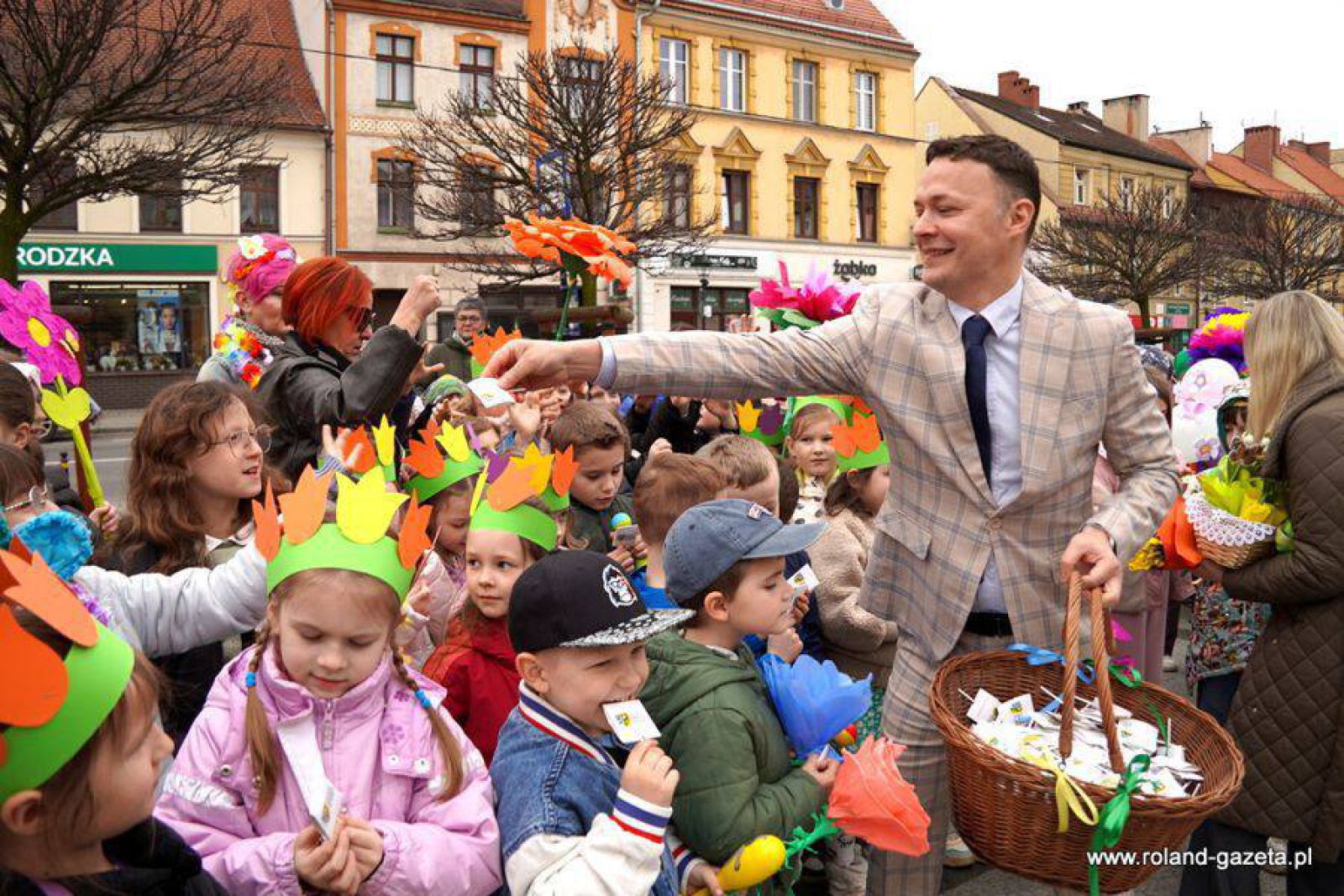 Radosne, dziecięce powitanie wiosny na średzkim rynku [zdjęcia]