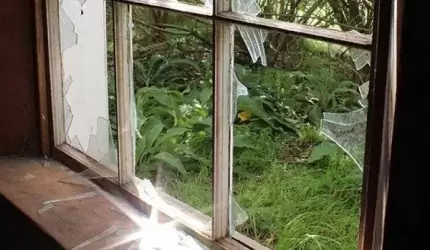 Wybili okno i "coś" wlali. Ewakuowano mieszkańców