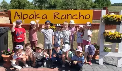 Wycieczka przedszkolaków ze Szczepanowa do Alpaka Rancho
