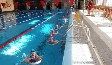Dzieci z gminy Udanin uczą się pływać