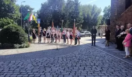 Ku czci bohaterom z „nieludzkiej ziemi”