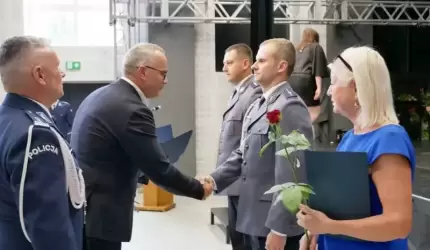 Z okazji Święta Policji Starosta Średzki przyznał i wręczył nagrody