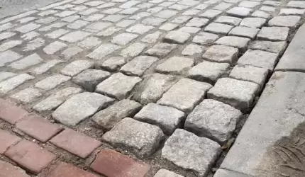 Gmina wezwała GAZ-TRANS do poprawy katastrofalnie odtworzonego chodnika i zjazdów