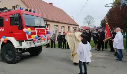 Uroczyste przekazanie wozu strażackiego dla OSP w Chomiąży
