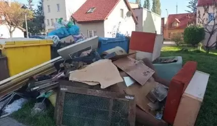 Meble, okna, gałęzie, kompakty wc… groch z kapustą pod pojemnikami na odpady w Środzie Śląskiej