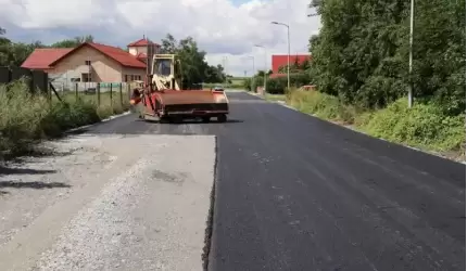 Rewitalizacja ul. Sportowej w Rakoszycach zmierza ku końcowi