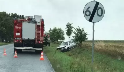 Auto w rowie. Poszkodowana jedna osoba