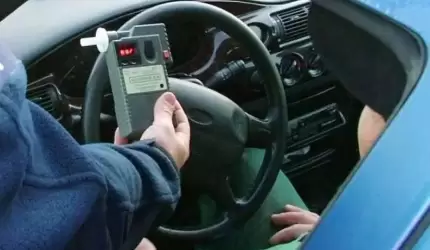 Pijany kierowca ujęty przez inną osobę. Zaprzeczał, że to on kierował