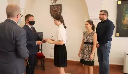 Burmistrz wręczył stypendia najlepszym ósmoklasistom