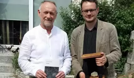 Artur Nowaczewski z Nagrodą Literacką Czterech Kolumn