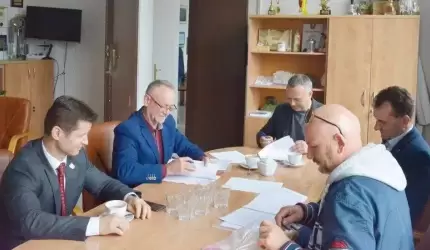 W starostwie podpisano umowę na przebudowę drogi w Malczycach