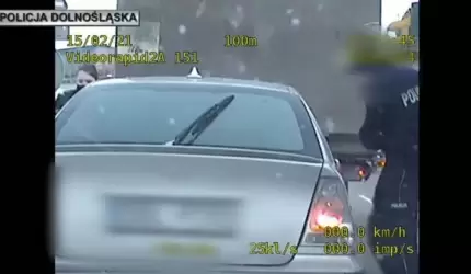 Po pościgu autostradą A4 policjanci zatrzymali niebezpiecznego kierowcę (wideo)