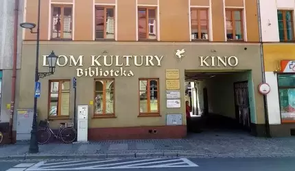 Zapytanie dyr. Domu Kultury dot. malowania elewacji frontowej i tunelu