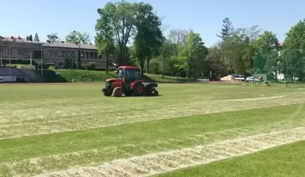 Prace nad murawą boiska na stadionie miejskim