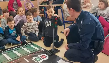 Policyjny program "Bezpieczeństwo to skarb" z udziałem uczniów SP w Karczycach