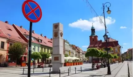 Kierowco! Nie parkuj pod pomnikiem na Rynku Dolnym