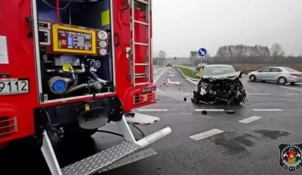 Auto uderzyło w betonowy przepust. Kierowca i pasażerowie byli pijani