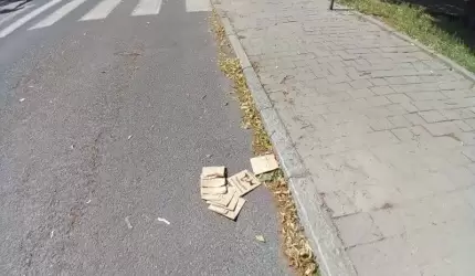 Zabawa czy dywersja? Stos torebek na odchody na środku ulicy koło parku...