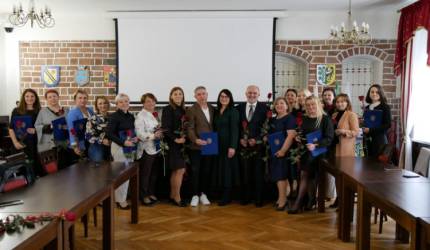 Burmistrz Elżbieta Czarnota uhonorowała nauczycieli i dyrektorów za szczególne osiągnięcia