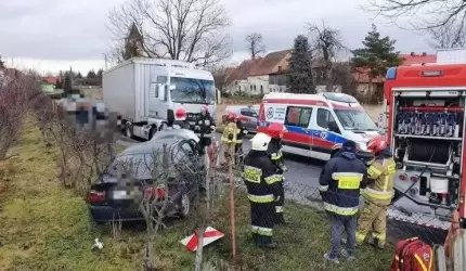 W Cesarzowicach zderzyła się osobówka z ciężarówką