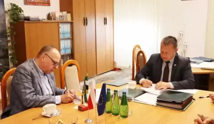 Burmistrz podpisał kontrakt na 525 komputerów dla dzieci z 27 sołectw