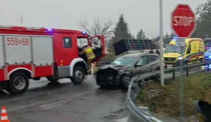 Wypadek na DK94 - auta na barierach